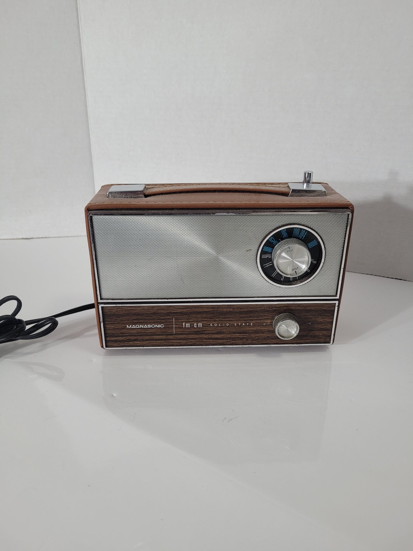 Vintage Magnasonic FM/AM Solid-State Portable Radio – Working