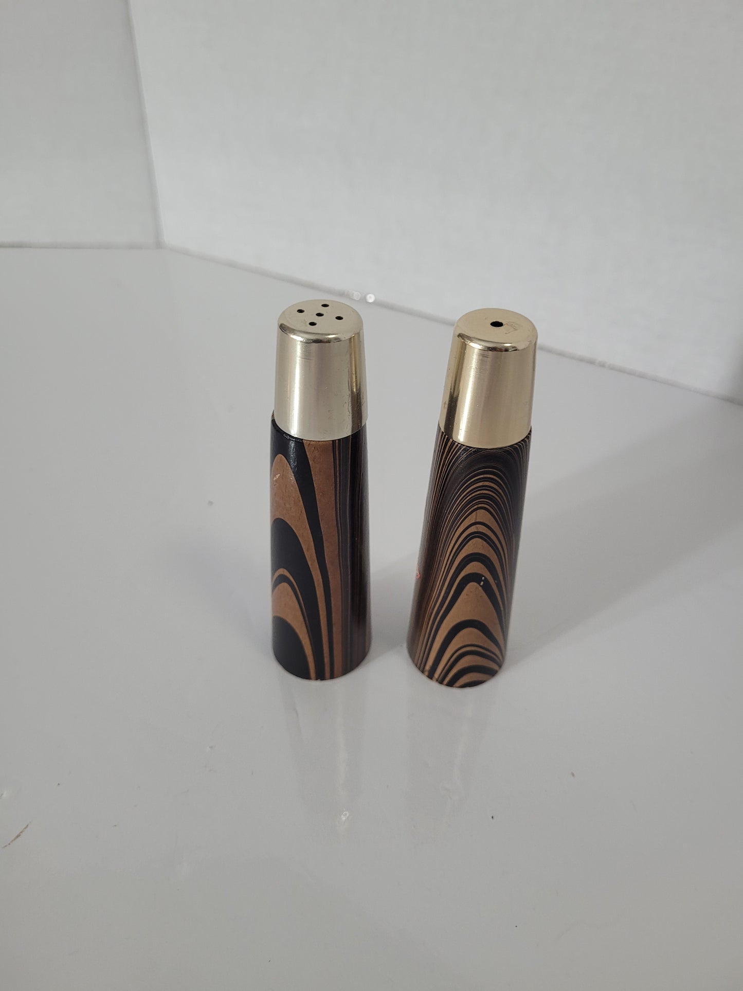 Vintage Totem Pole Motif Salt & Pepper Shakers – Woodgrain Design – 4"