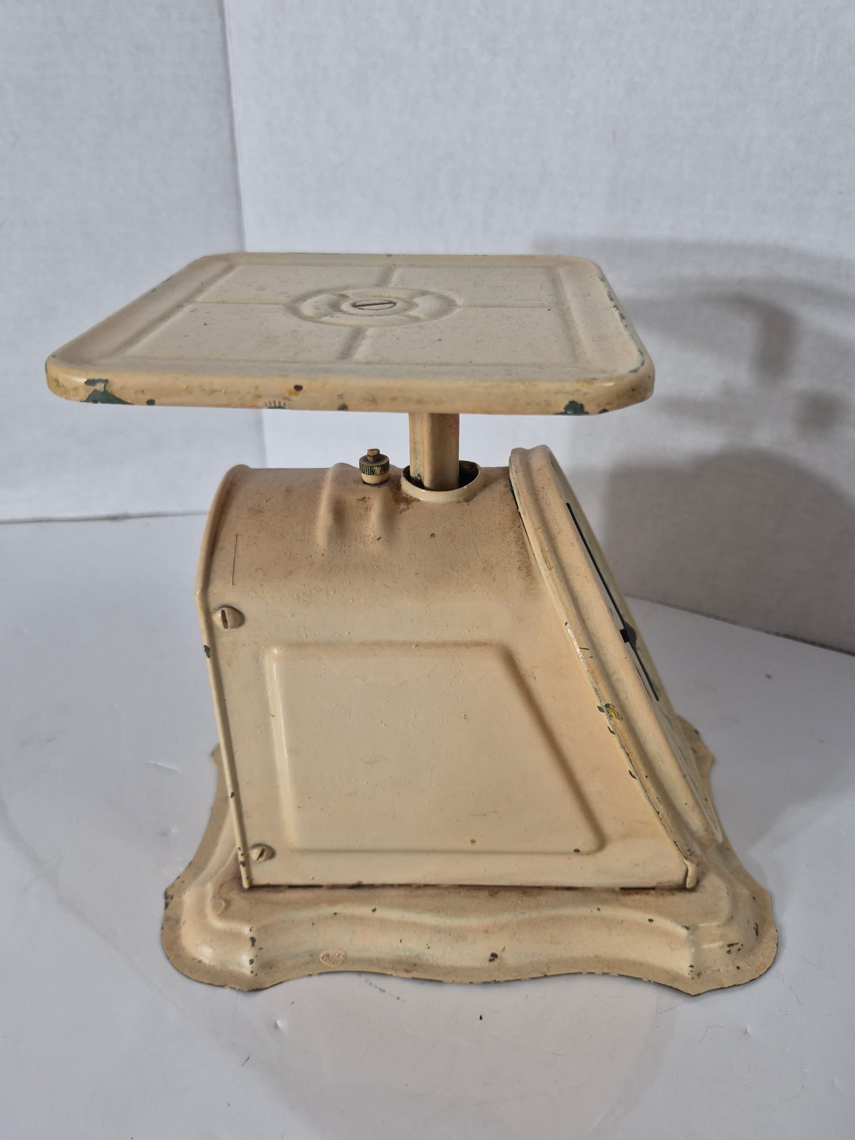Vintage Universal Household Scale – Landers, Frary & Clark – 24 lb