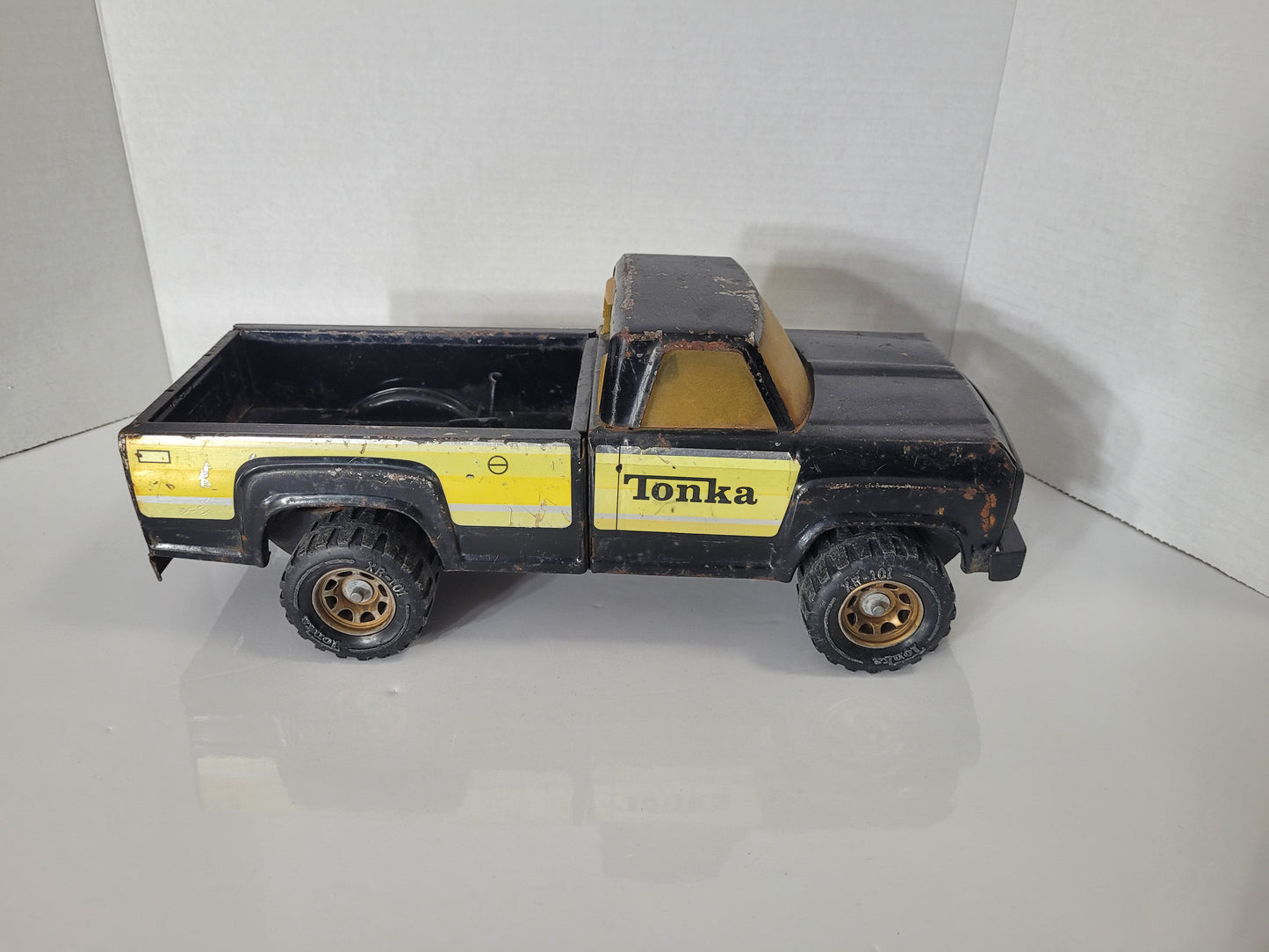 Vintage Tonka No. 11062 Black & Yellow Pressed-Steel 4×4 Pickup Truck – 14"
