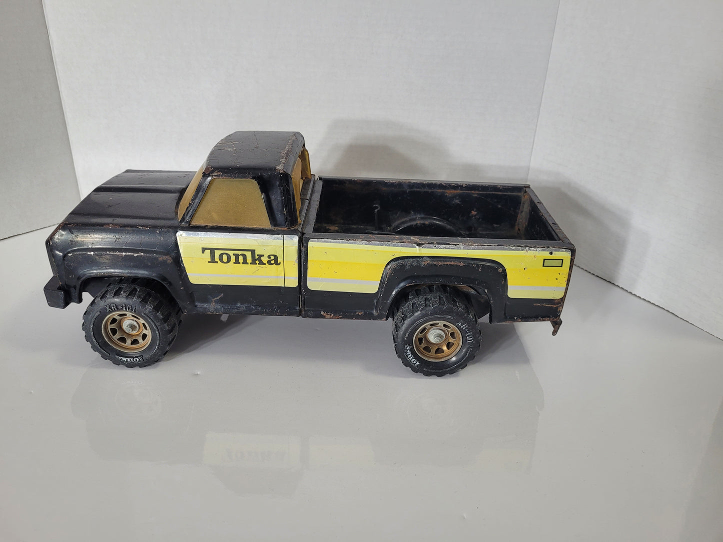 Vintage Tonka No. 11062 Black & Yellow Pressed-Steel 4×4 Pickup Truck – 14"