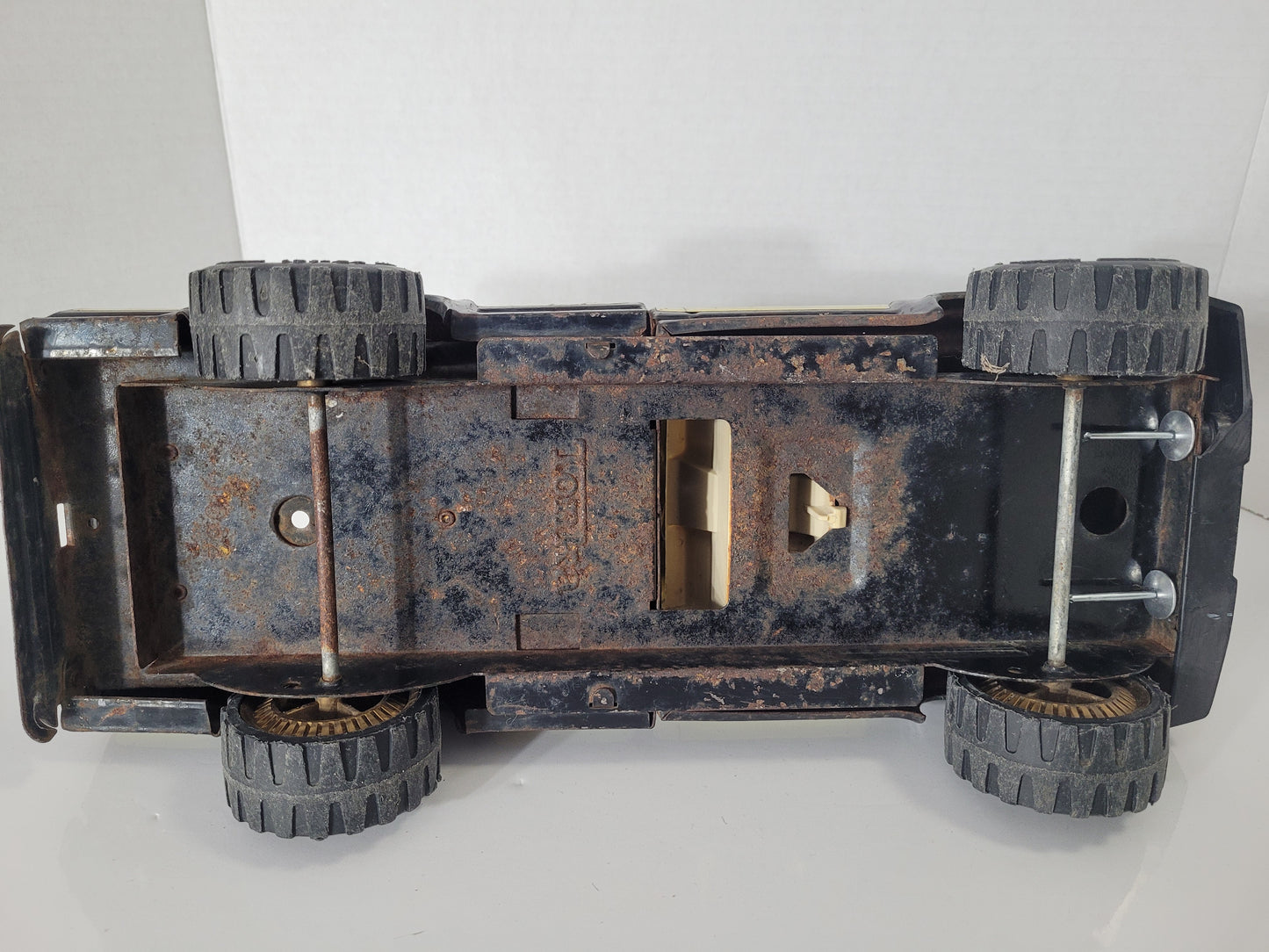 Vintage Tonka No. 11062 Black & Yellow Pressed-Steel 4×4 Pickup Truck – 14"