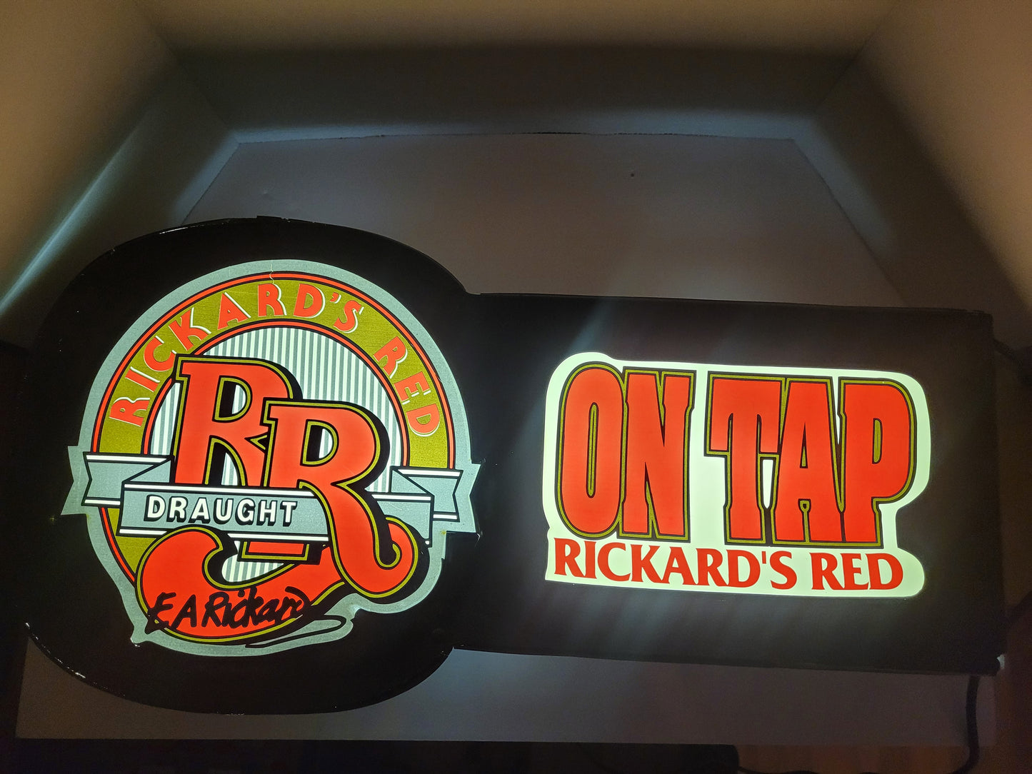 Vintage 1988 Rickard’s Red “On Tap” Light-Up Beer Sign – 27-Inch Canadian Bar Display