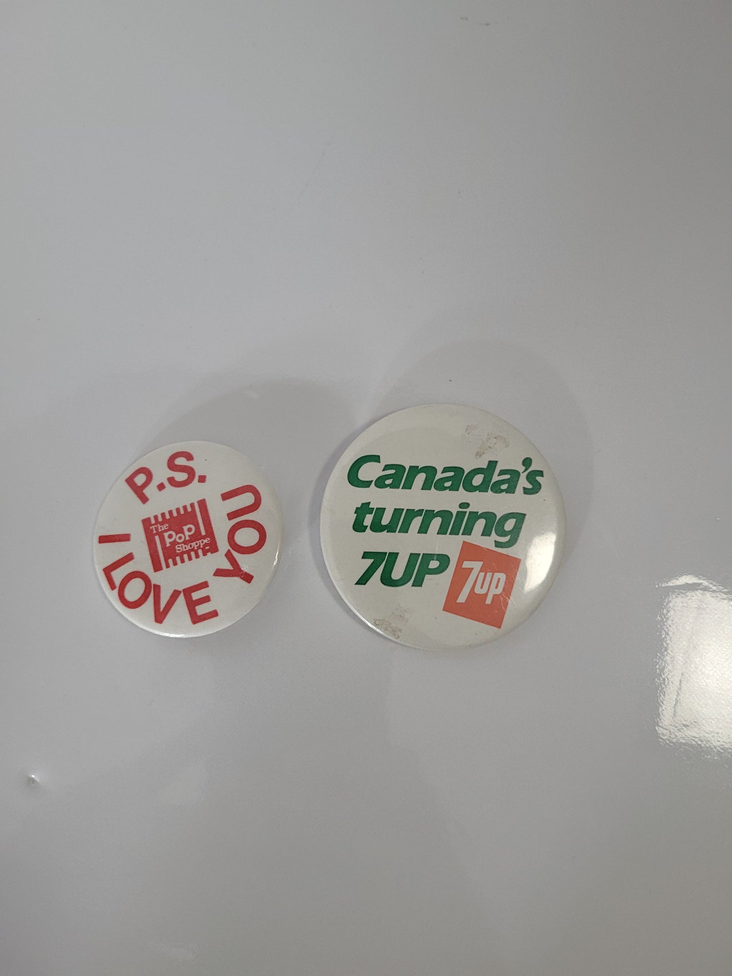 Vintage Canadian Soda Advertising Pinback Buttons – 7UP & The Pop Shoppe – Set of 2