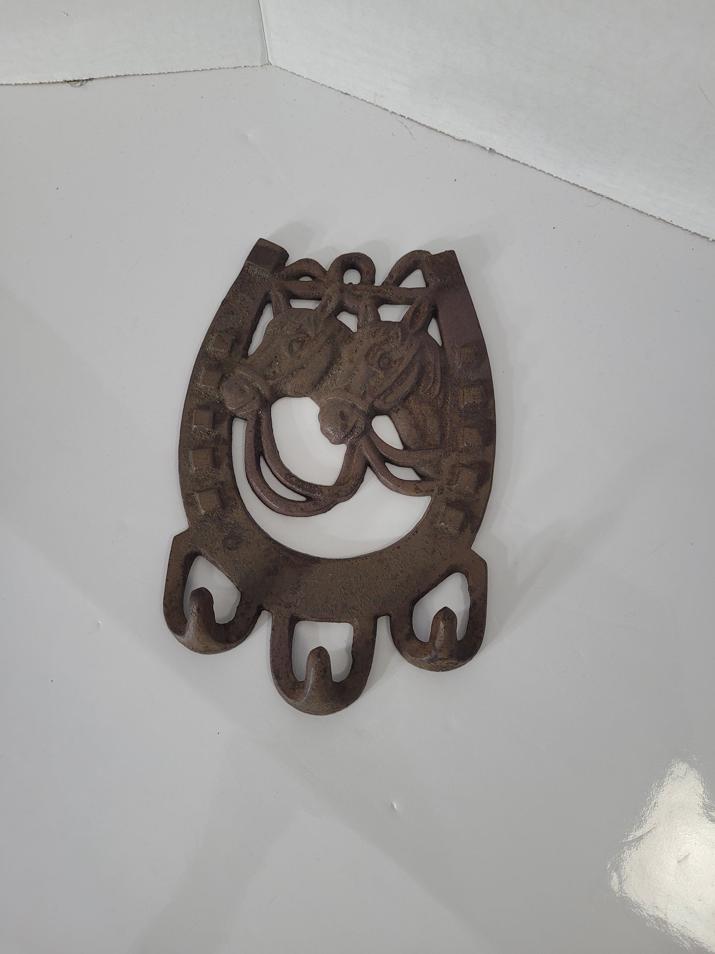 Vintage Iron Horseshoe & Horse Heads Wall Hook Rack – 6" x 9"