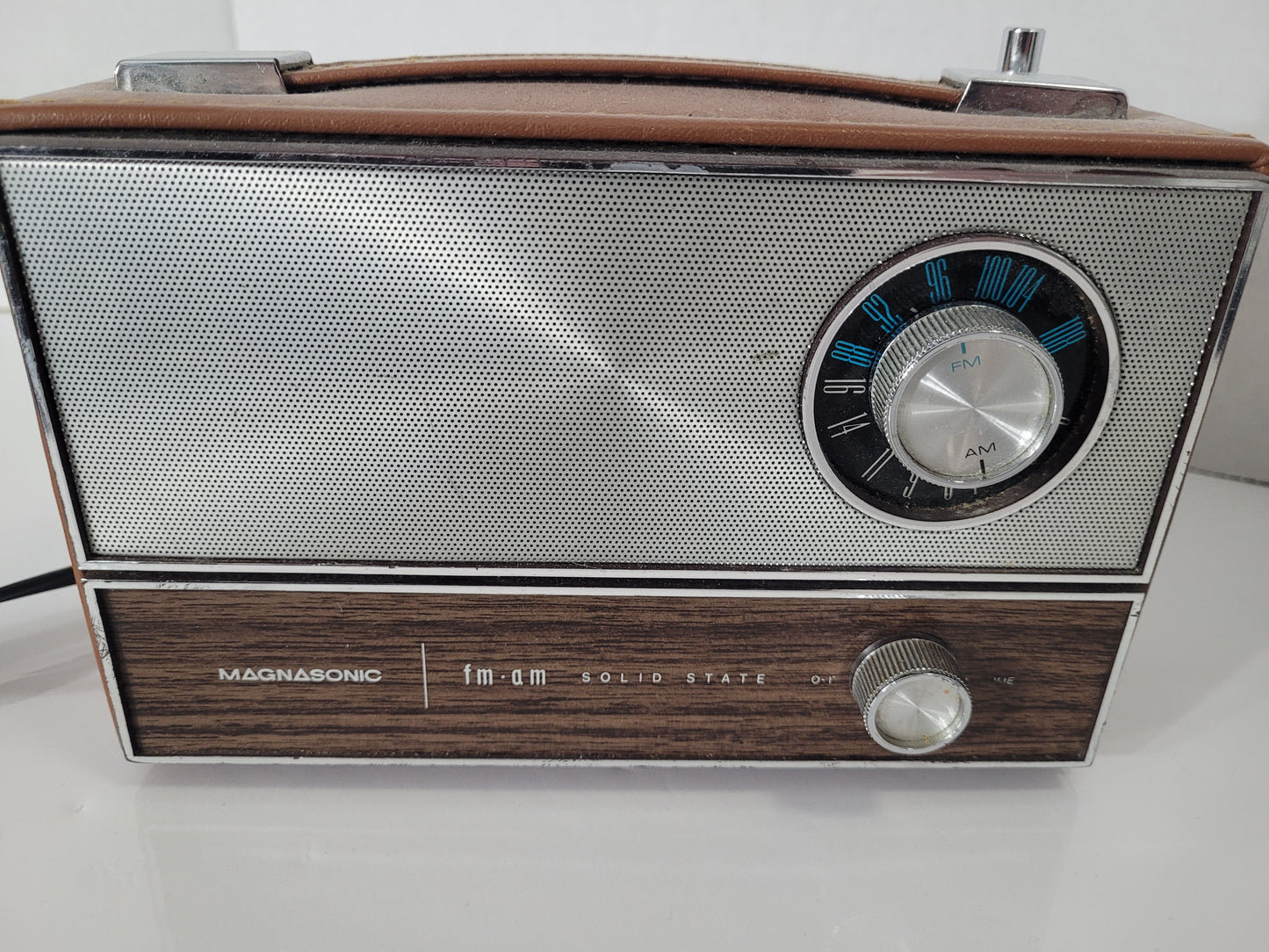 Vintage Magnasonic FM/AM Solid-State Portable Radio – Working