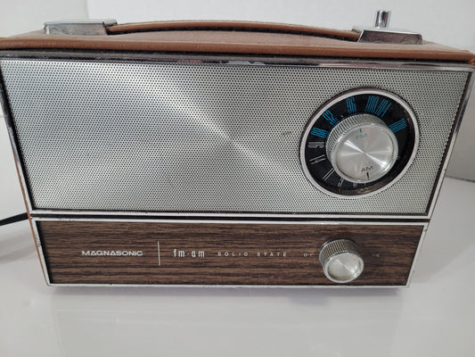 Vintage Magnasonic FM/AM Solid-State Portable Radio – Working