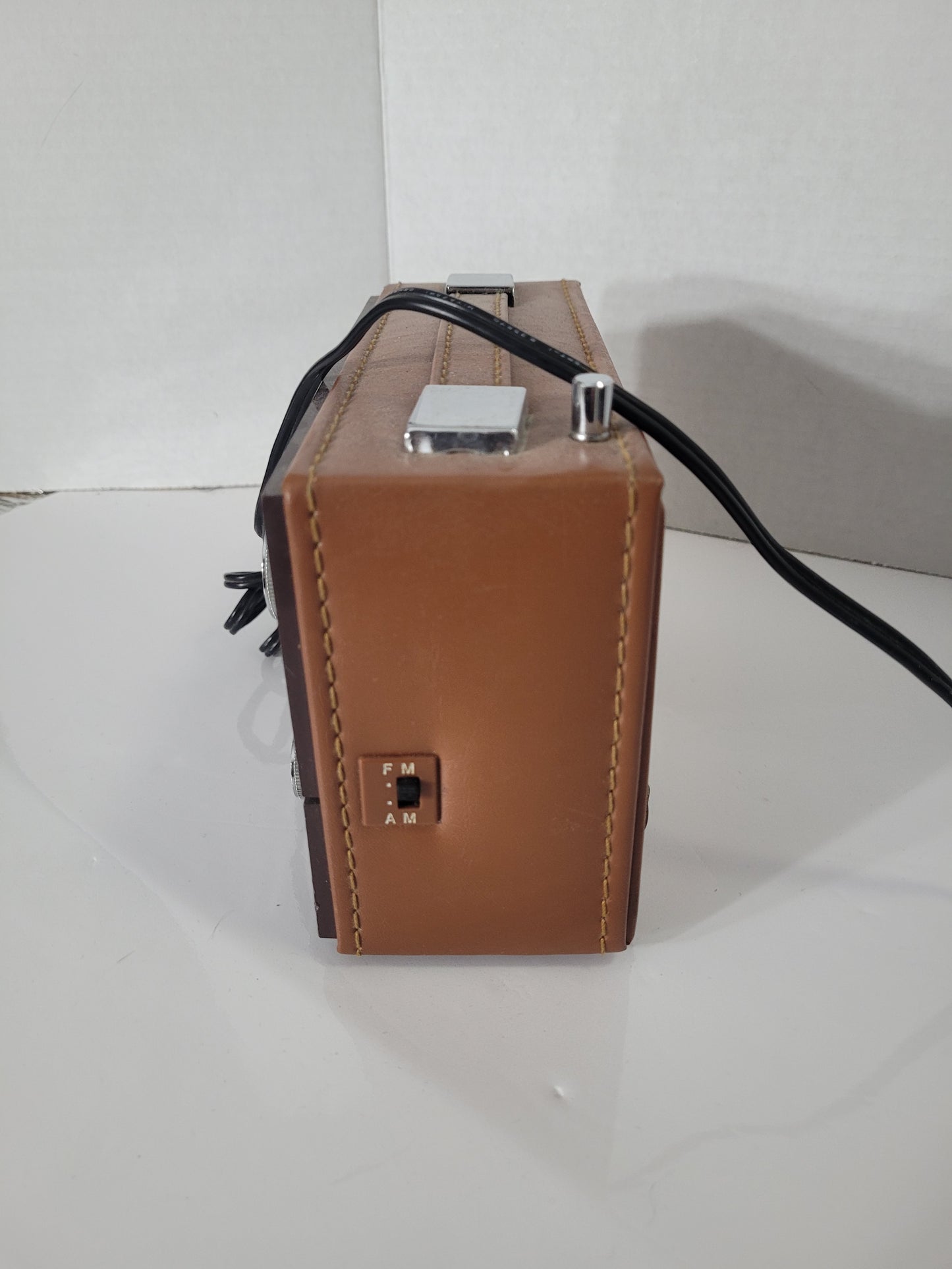 Vintage Magnasonic FM/AM Solid-State Portable Radio – Working