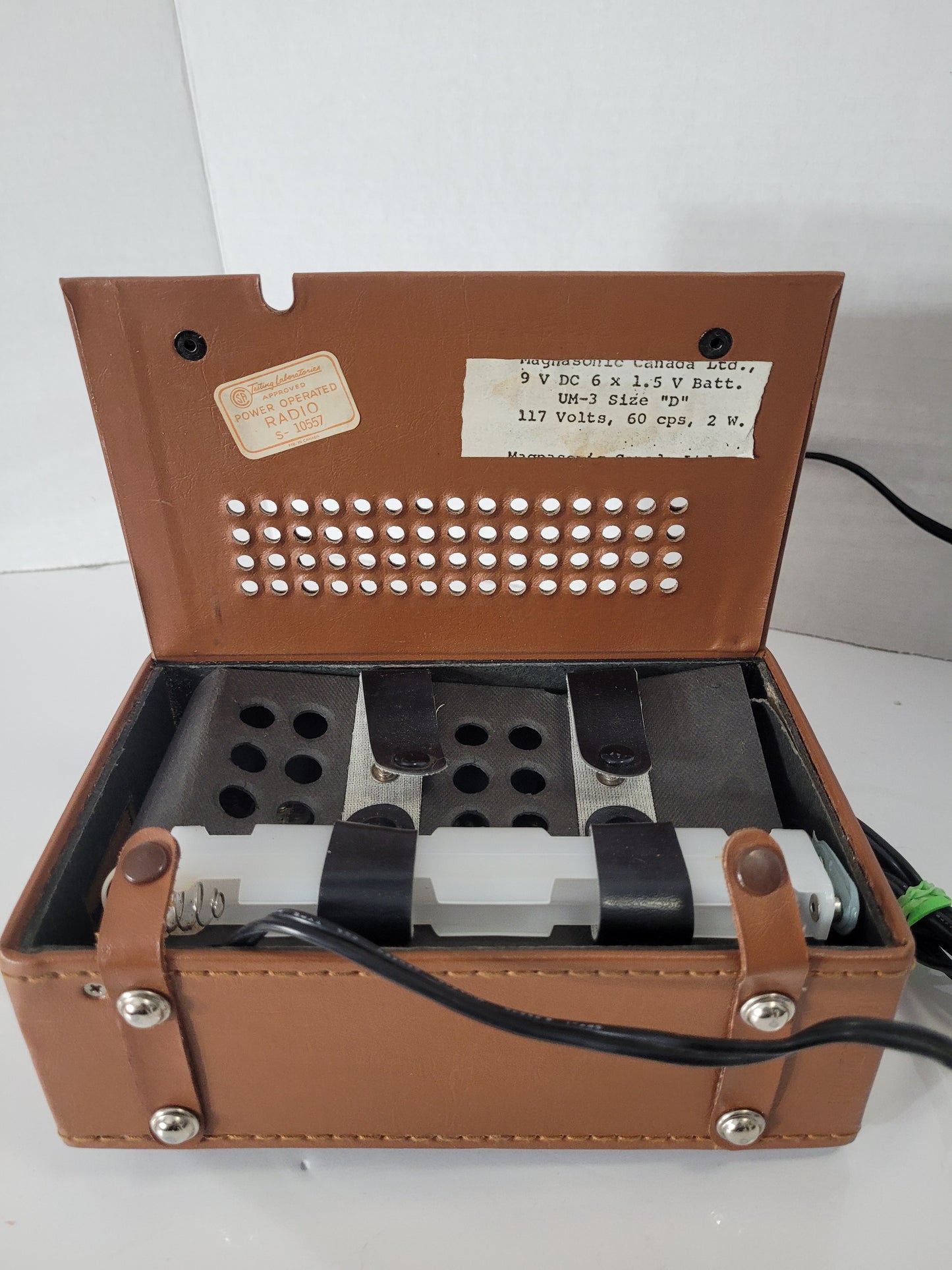 Vintage Magnasonic FM/AM Solid-State Portable Radio – Working