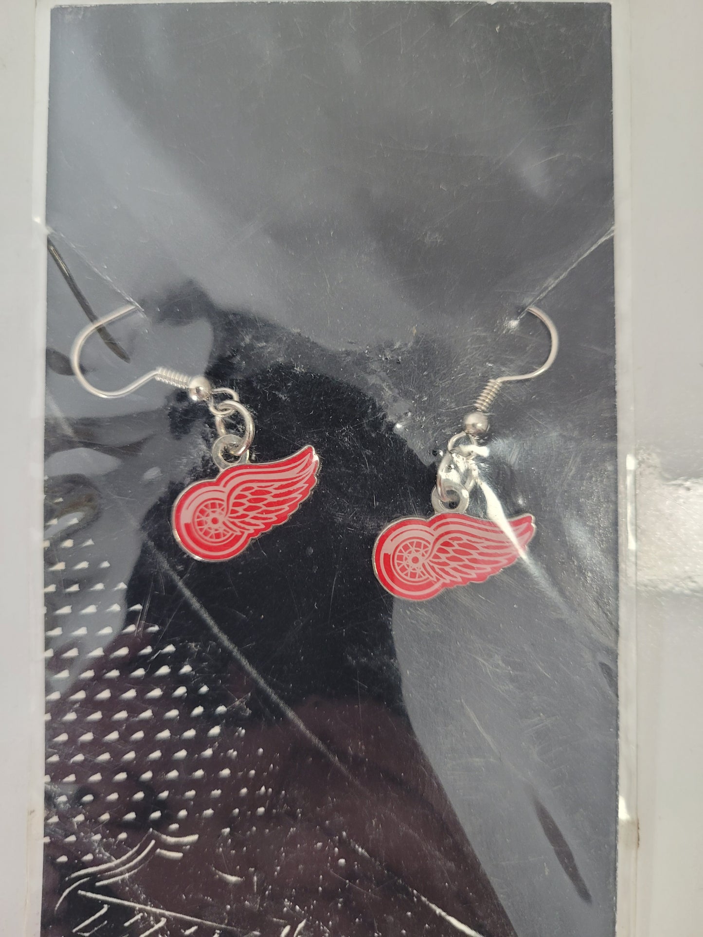 Detroit Red Wings NHL Logo Dangle Earrings – JF Sports Canada – New in Package