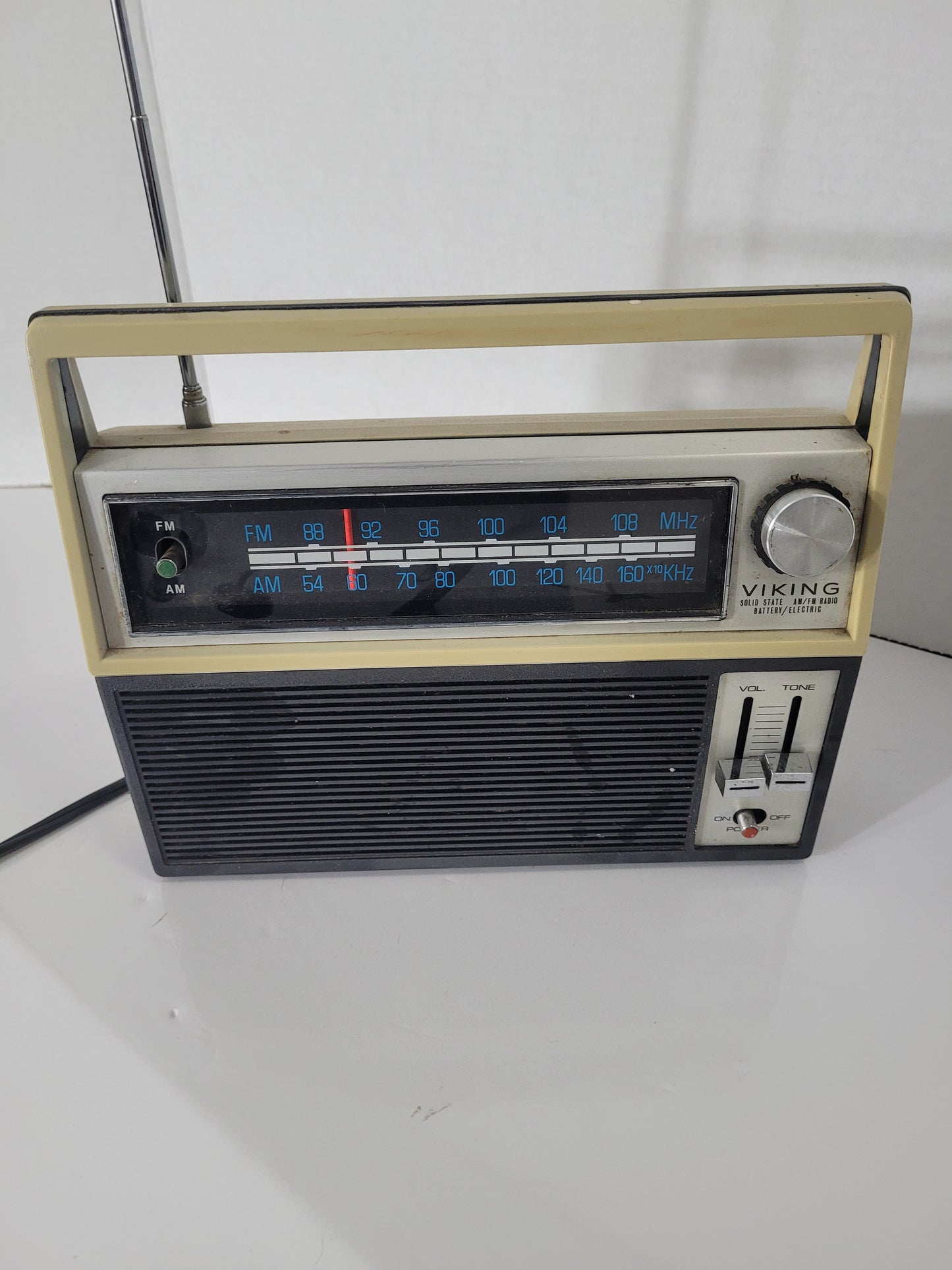 Vintage Eaton’s Viking AM/FM Portable Radio – Model M 10-444 – Working