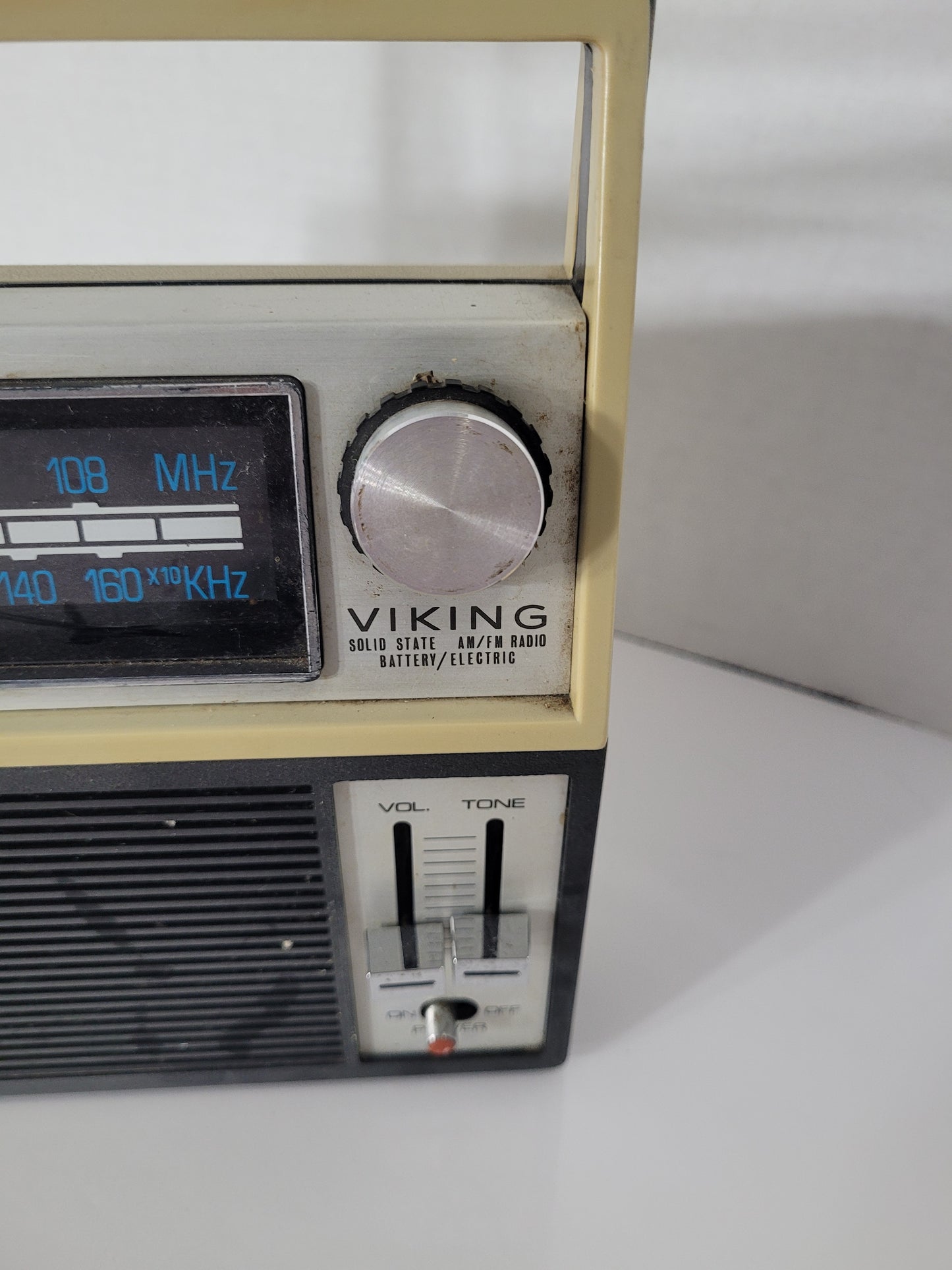 Vintage Eaton’s Viking AM/FM Portable Radio – Model M 10-444 – Working