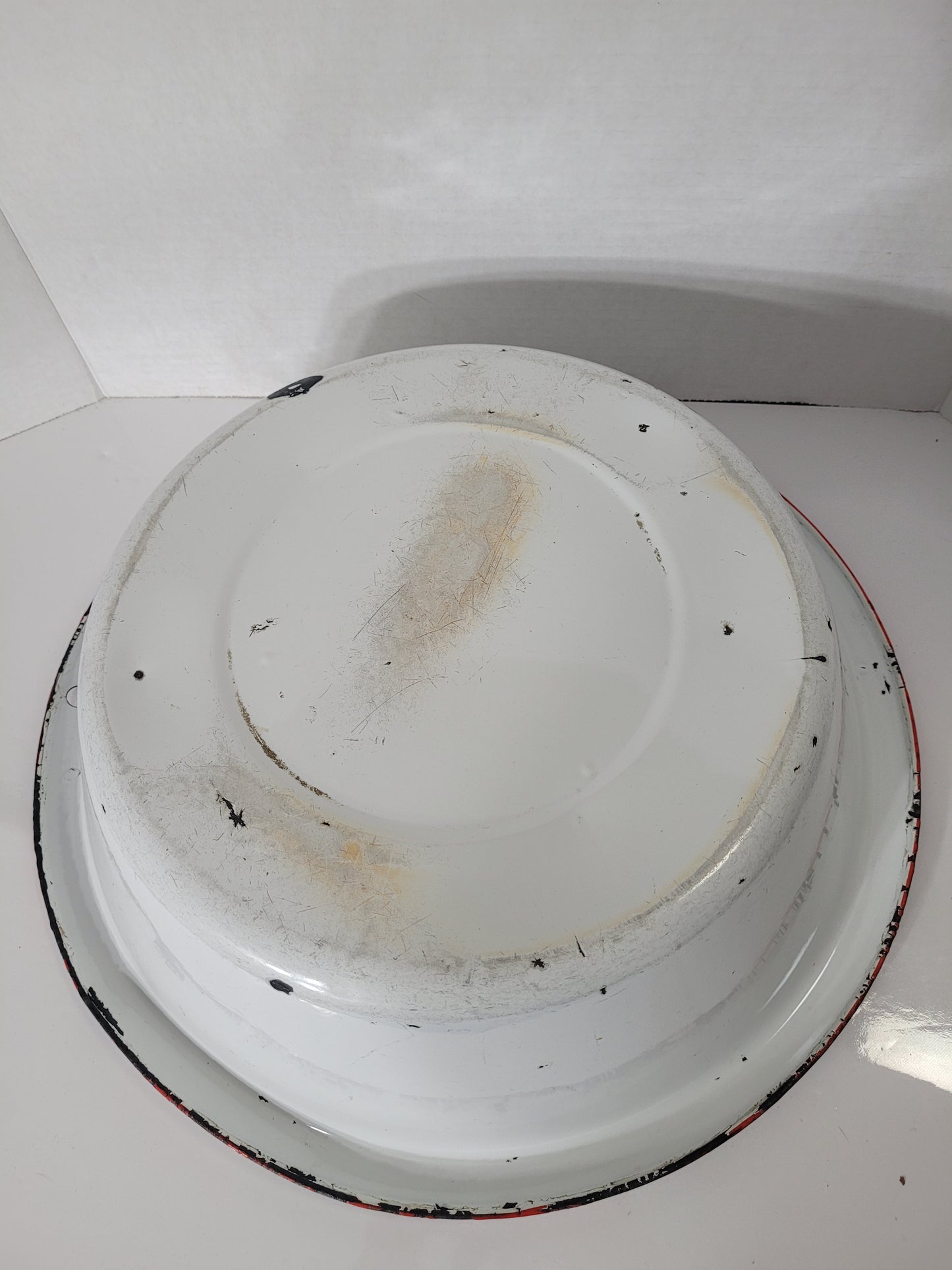 Vintage White Enamelware Wash Basin with Red Rim – 16.5" Diameter