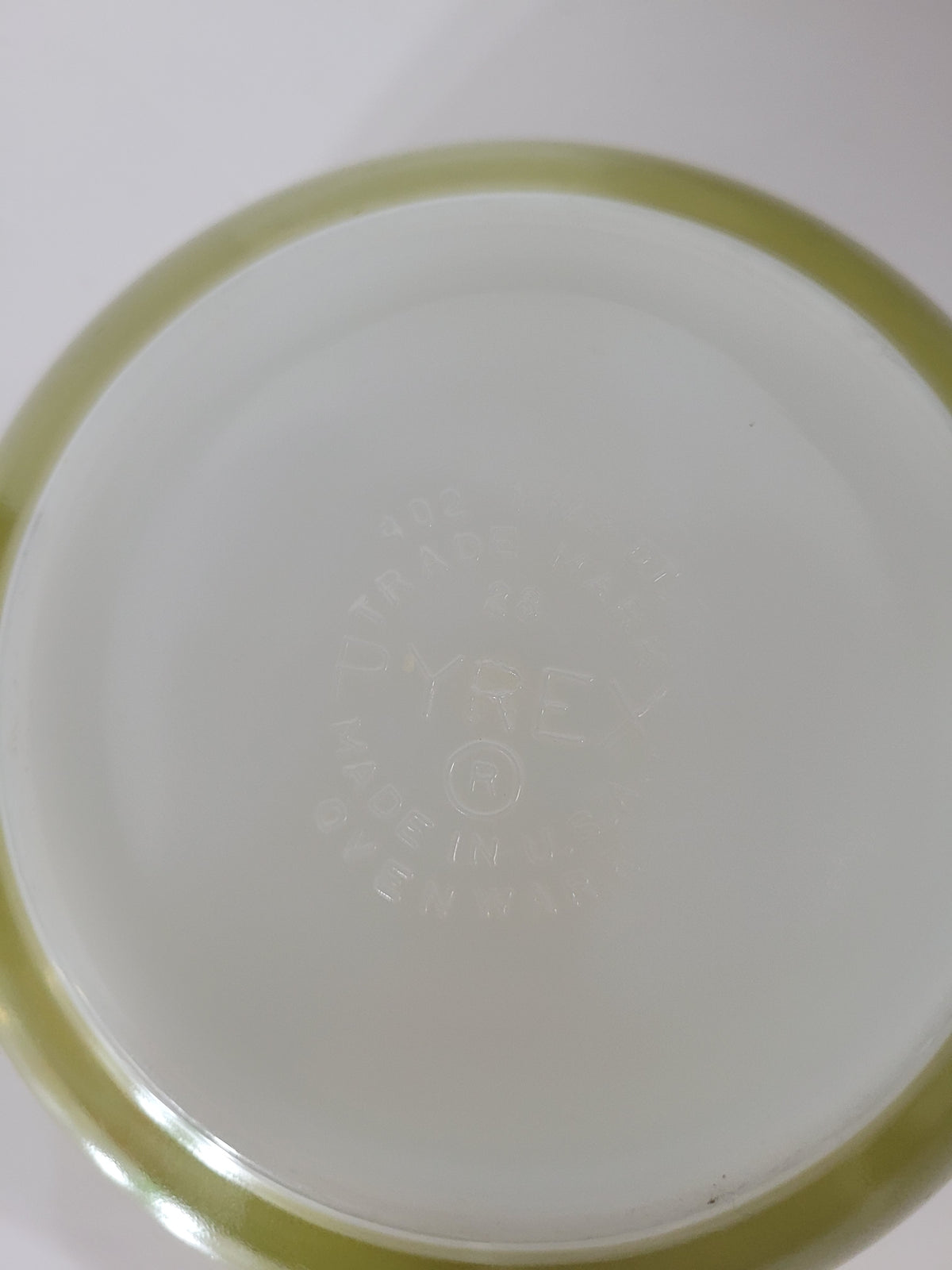 Vintage Pyrex 402 Green Mixing Bowl – 1½ Quart – No. 28