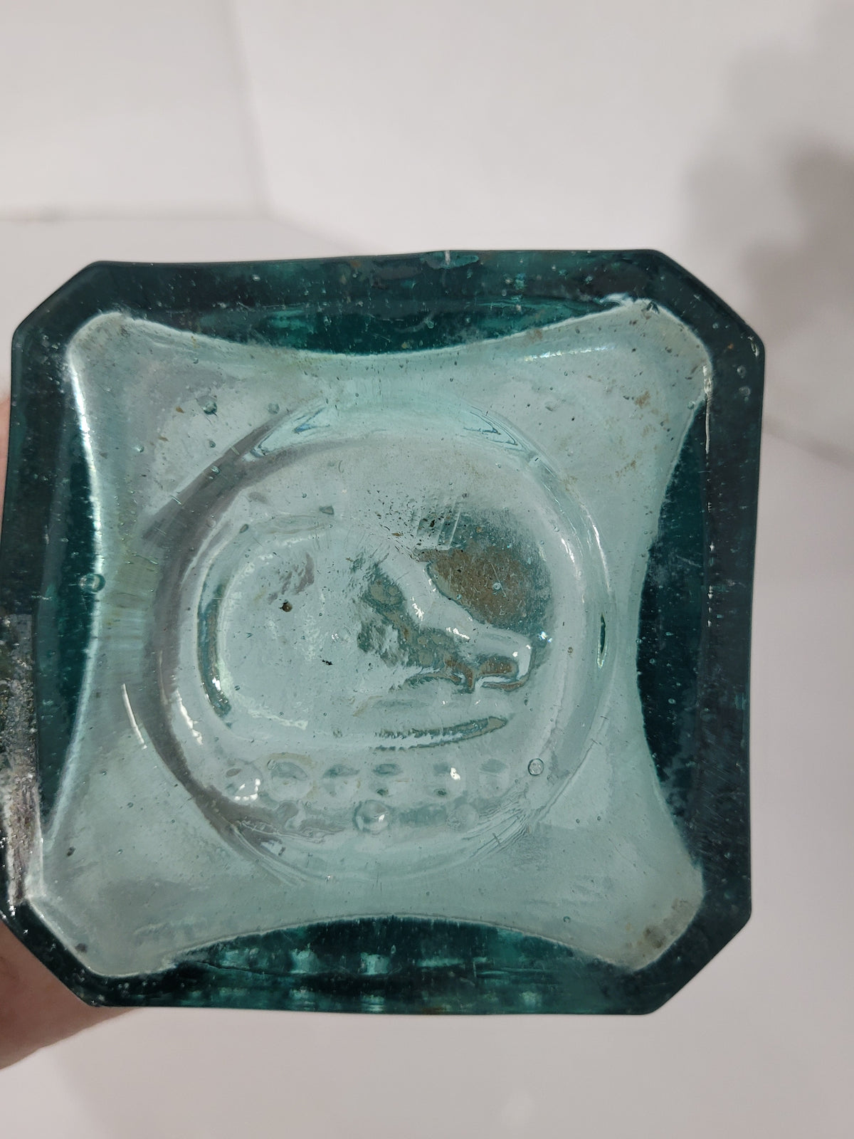 Antique Gordon’s Dry Gin Aqua Glass Bottle – London England – Embossed Boar Mark – c.1910s–1920s