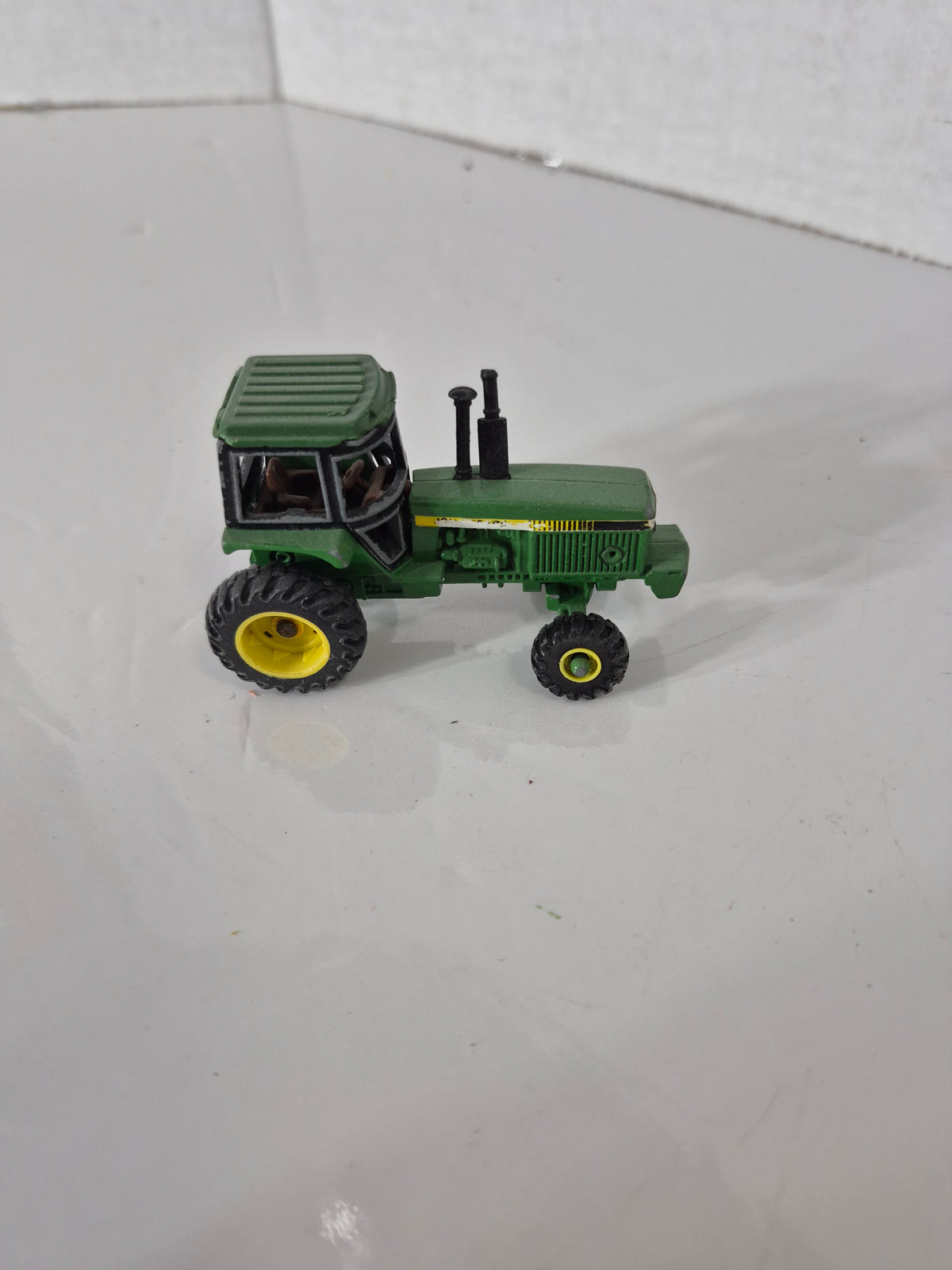 Vintage John Deere Die-Cast Tractor – Green & Yellow Farm Toy