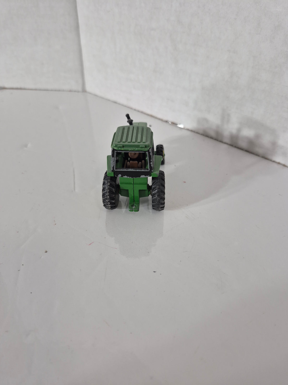 Vintage John Deere Die-Cast Tractor – Green & Yellow Farm Toy