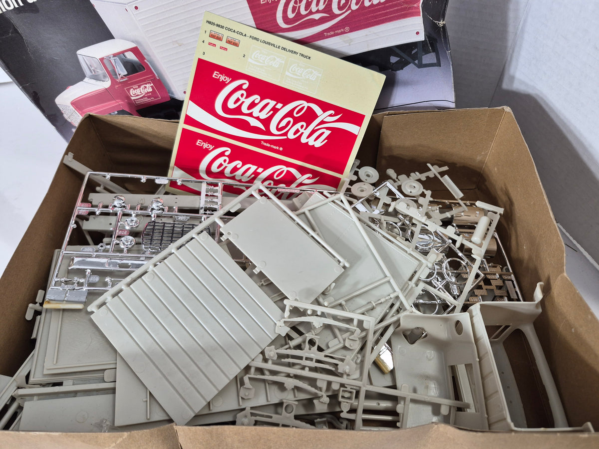 1998 Coca-Cola Ford Louisville Delivery Truck 1/25 Model Kit – AMT/ERTL H825