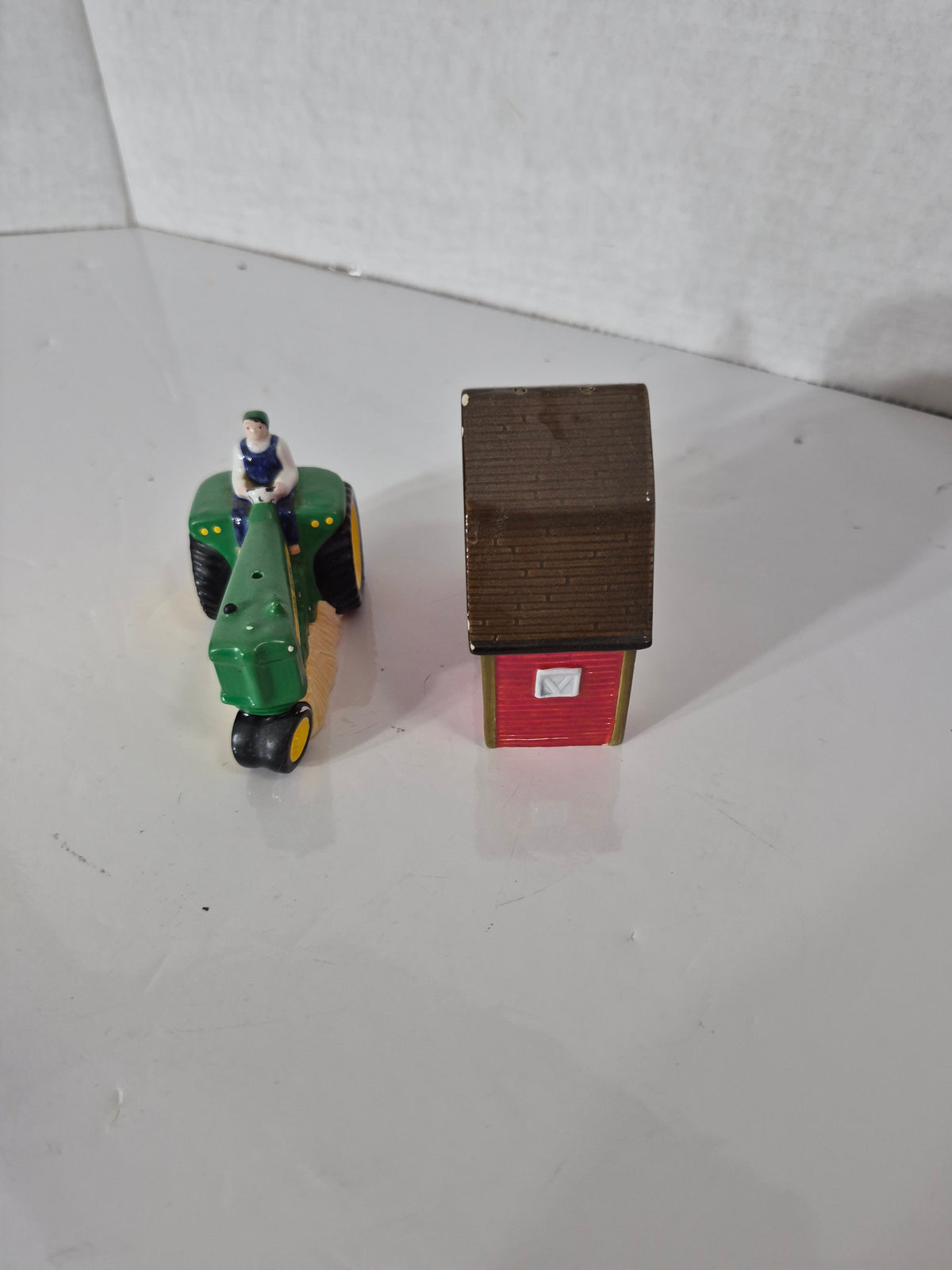 John Deere Tractor & Barn Salt and Pepper Shakers – 2 Piece Set