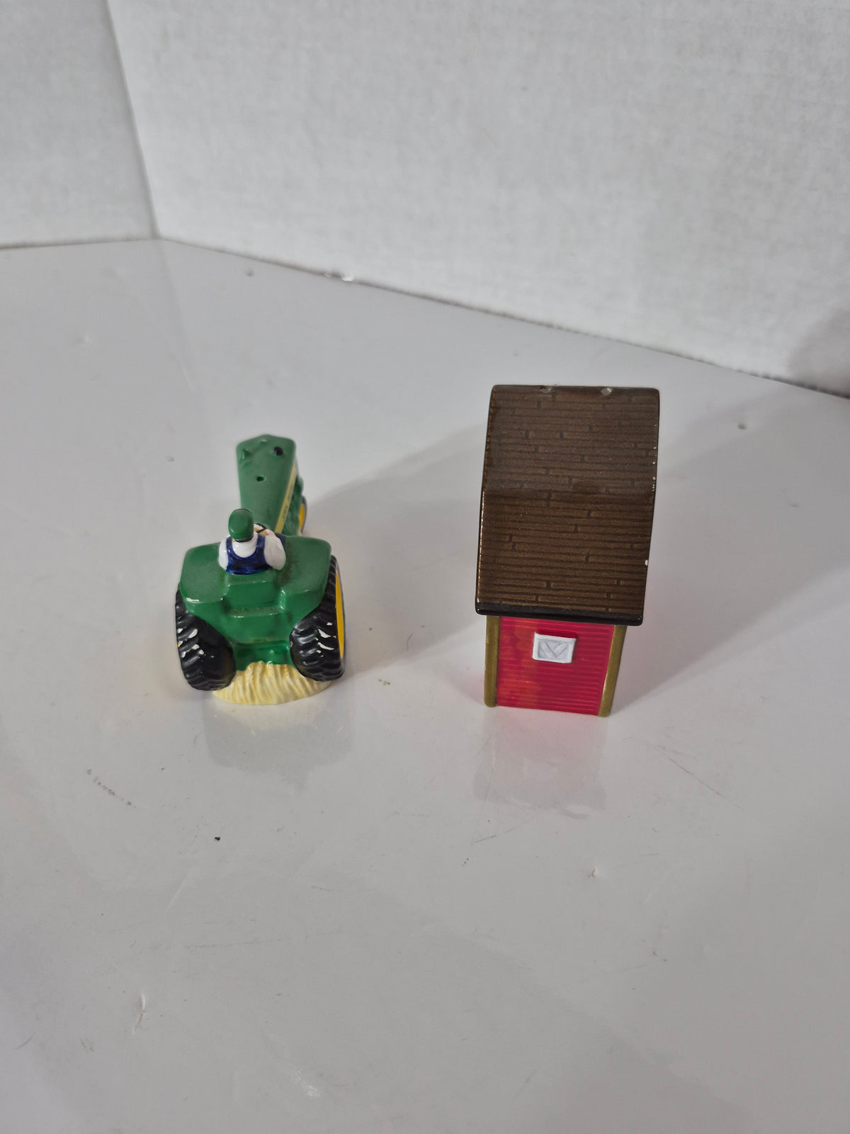 John Deere Tractor & Barn Salt and Pepper Shakers – 2 Piece Set