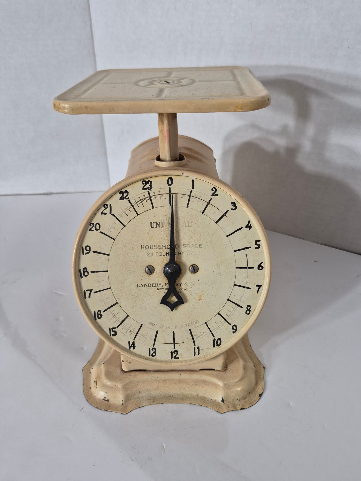 Vintage Universal Household Scale – Landers, Frary & Clark – 24 lb