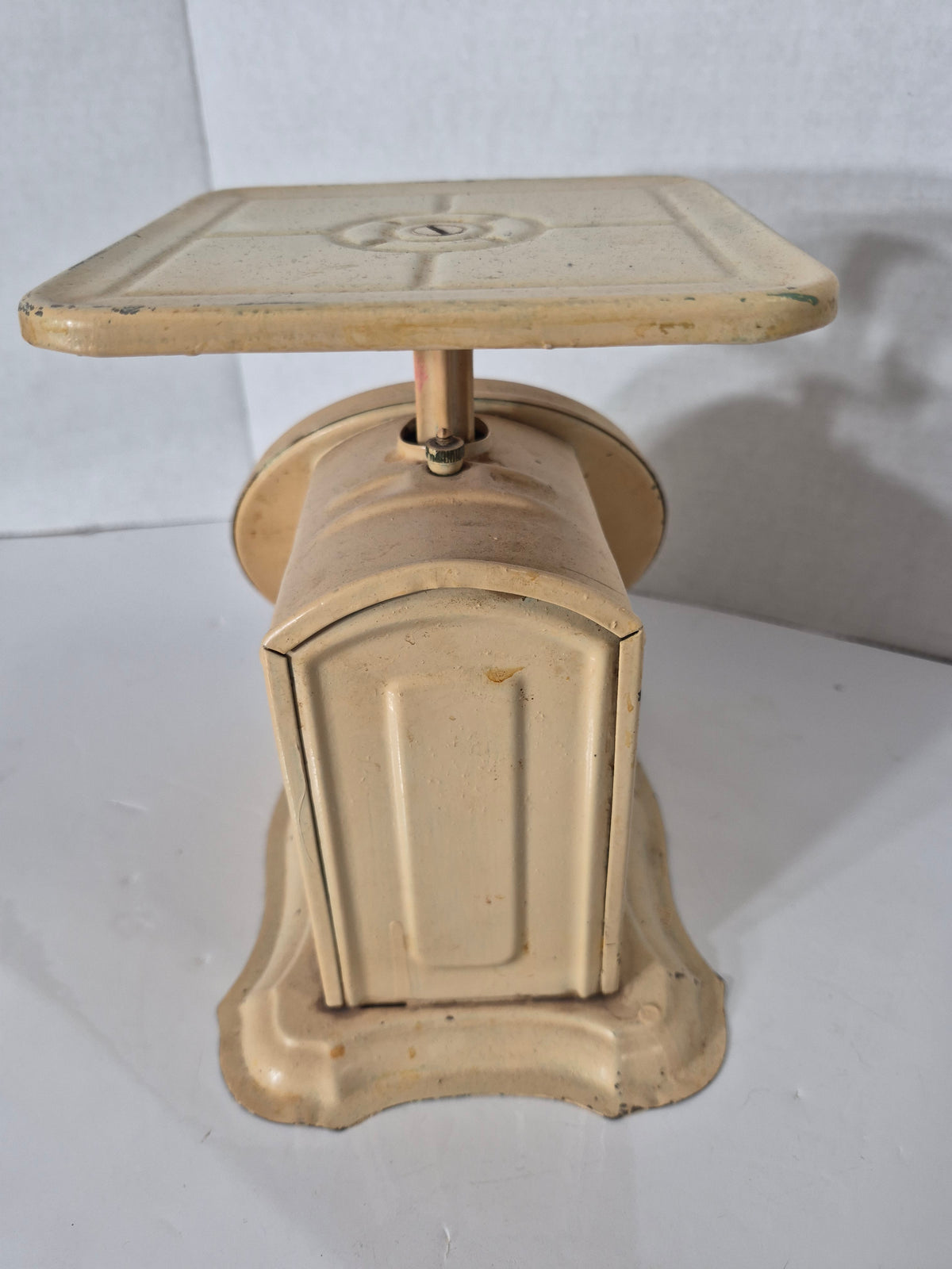 Vintage Universal Household Scale – Landers, Frary & Clark – 24 lb
