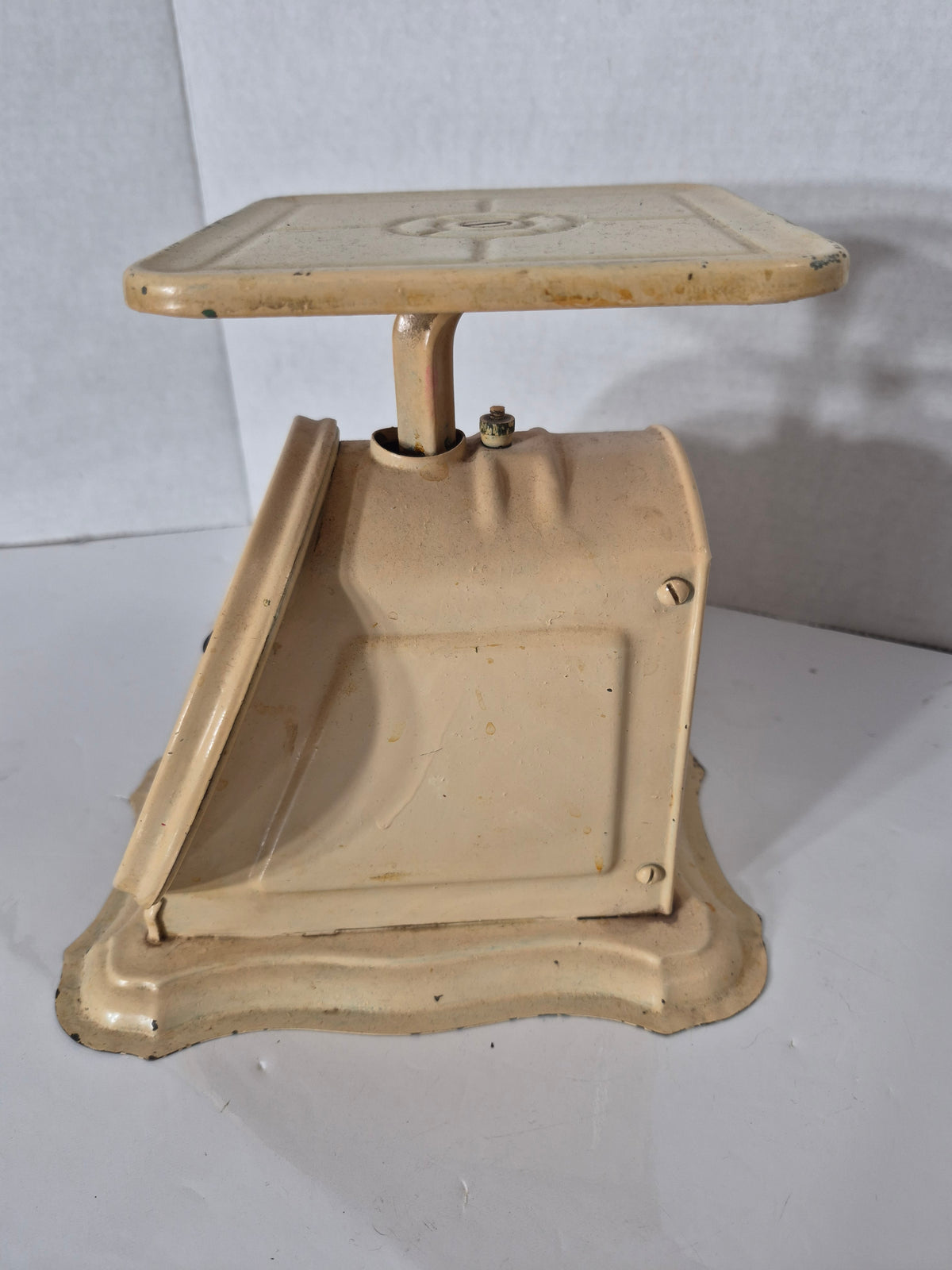 Vintage Universal Household Scale – Landers, Frary & Clark – 24 lb