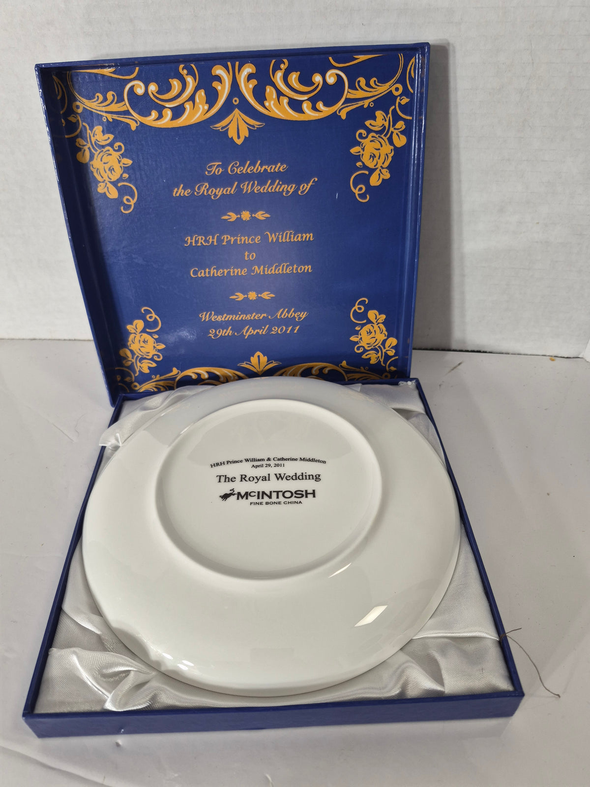 McIntosh Fine Bone China Prince William & Catherine Middleton Royal Wedding Commemorative Plate – 2011 – Original Presentation Box