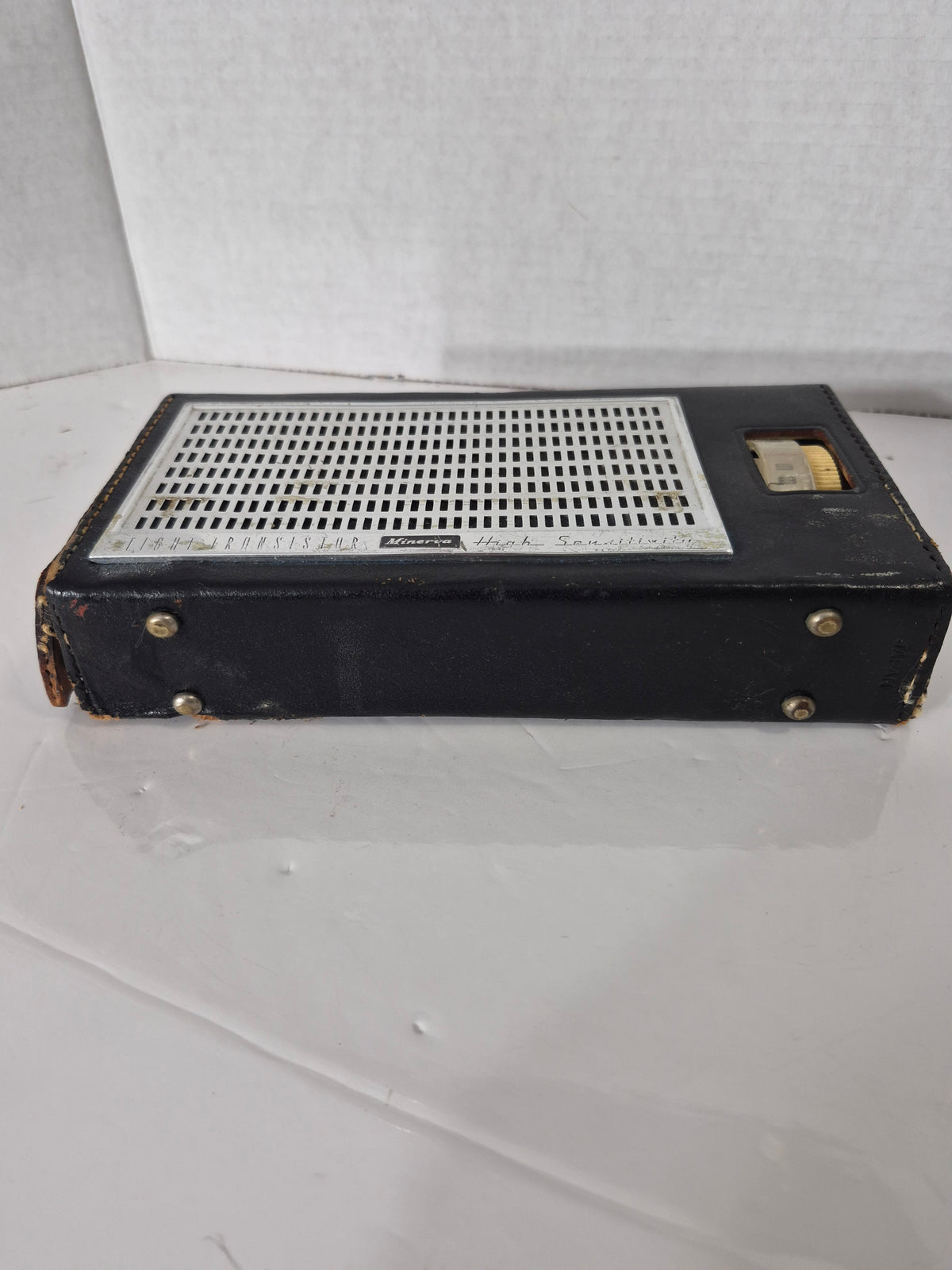Vintage Minerva Eight-Transistor High Sensitivity Portable AM Radio – Powers On – c.1960s