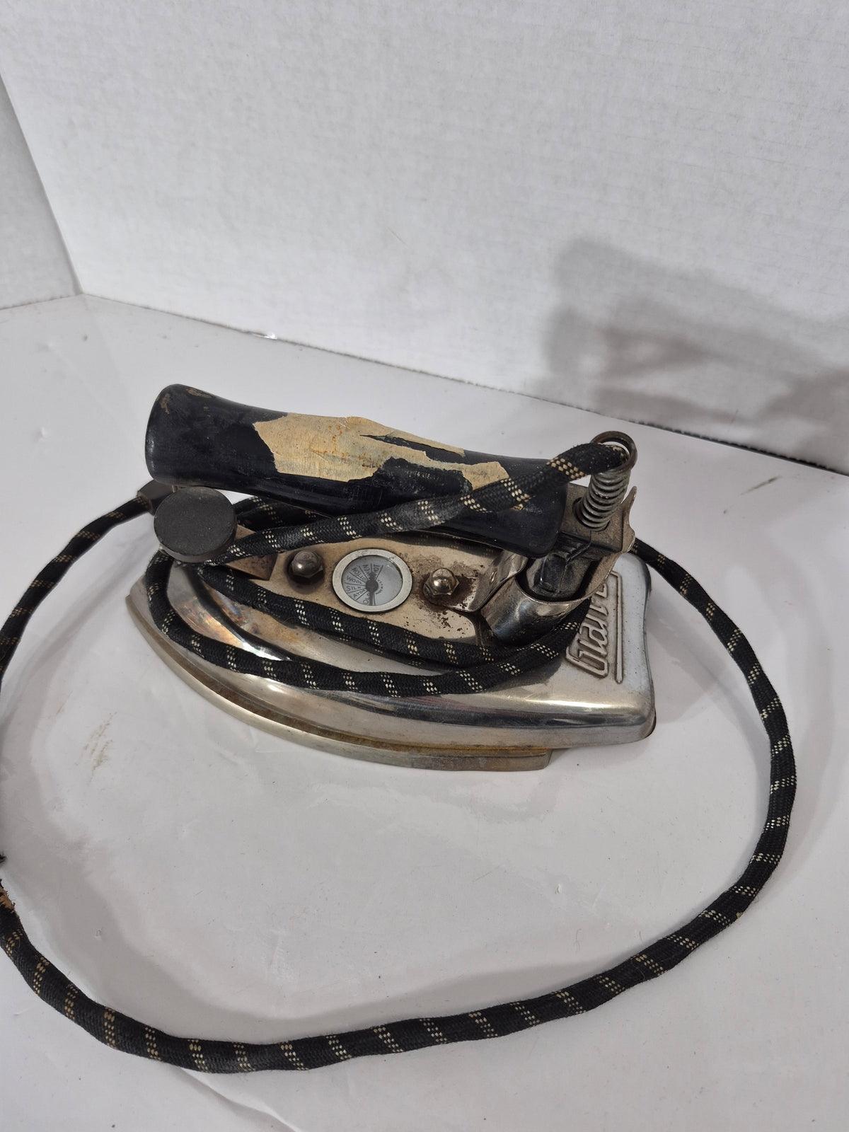 Vintage Giant Electric Mfg. Co. Chrome Electric Iron – Montreal, Canada – Model 182