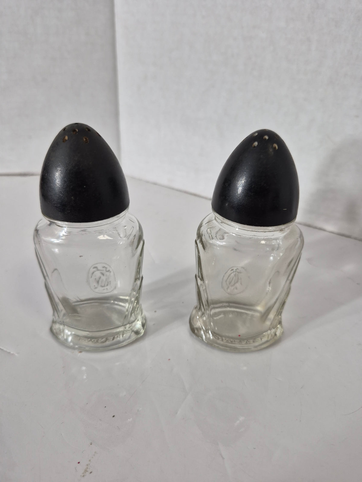 Vintage NABOB Glass Salt & Pepper Shakers – Black Bakelite-Style Tops – 4.5"