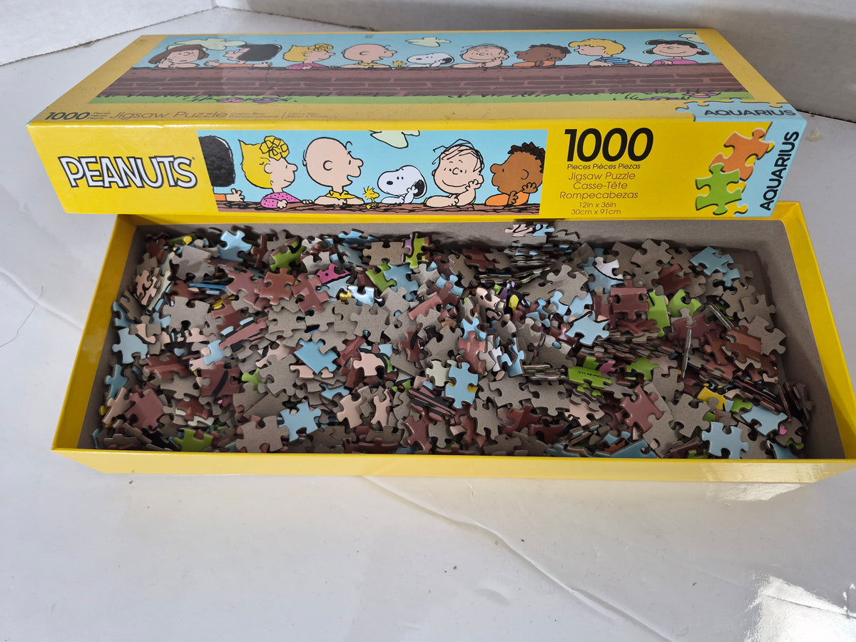 Peanuts Gang 1000-Piece Panoramic Jigsaw Puzzle by Aquarius – Charlie Brown & Snoopy – 12" x 36"